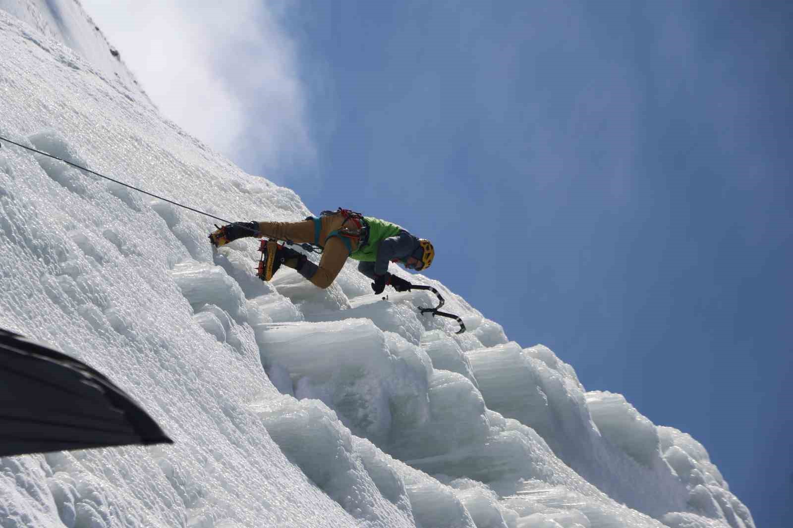 Palandöken Kayak Merkezi’nde Türkiye Buz Tırmanışı Şampiyonası gerçekleştirildi
