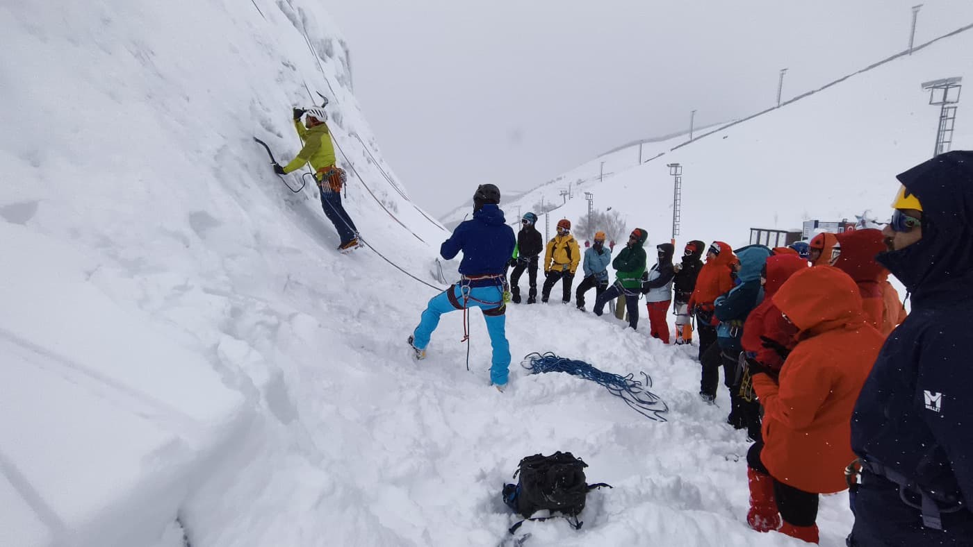Palandöken’de buz tırmanışı eğitimi başarıyla gerçekleşti
