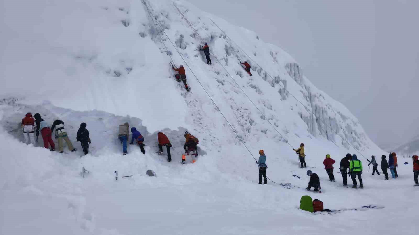 Palandöken’de buz tırmanışı eğitimi başarıyla gerçekleşti
