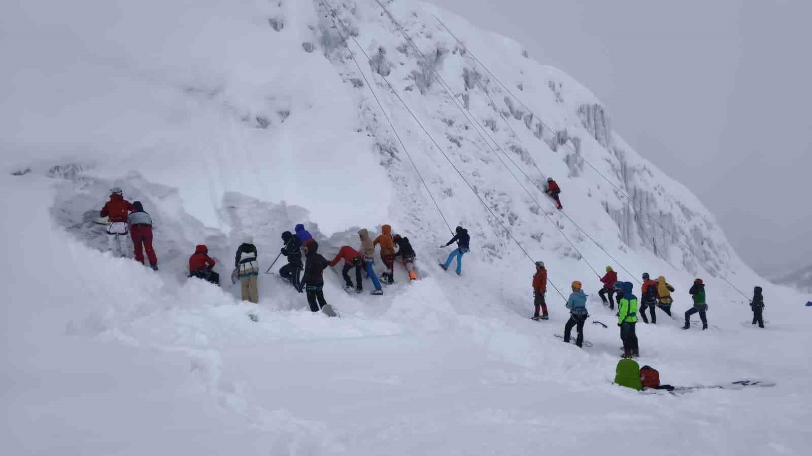 Palandöken’de buz tırmanışı eğitimi başarıyla gerçekleşti
