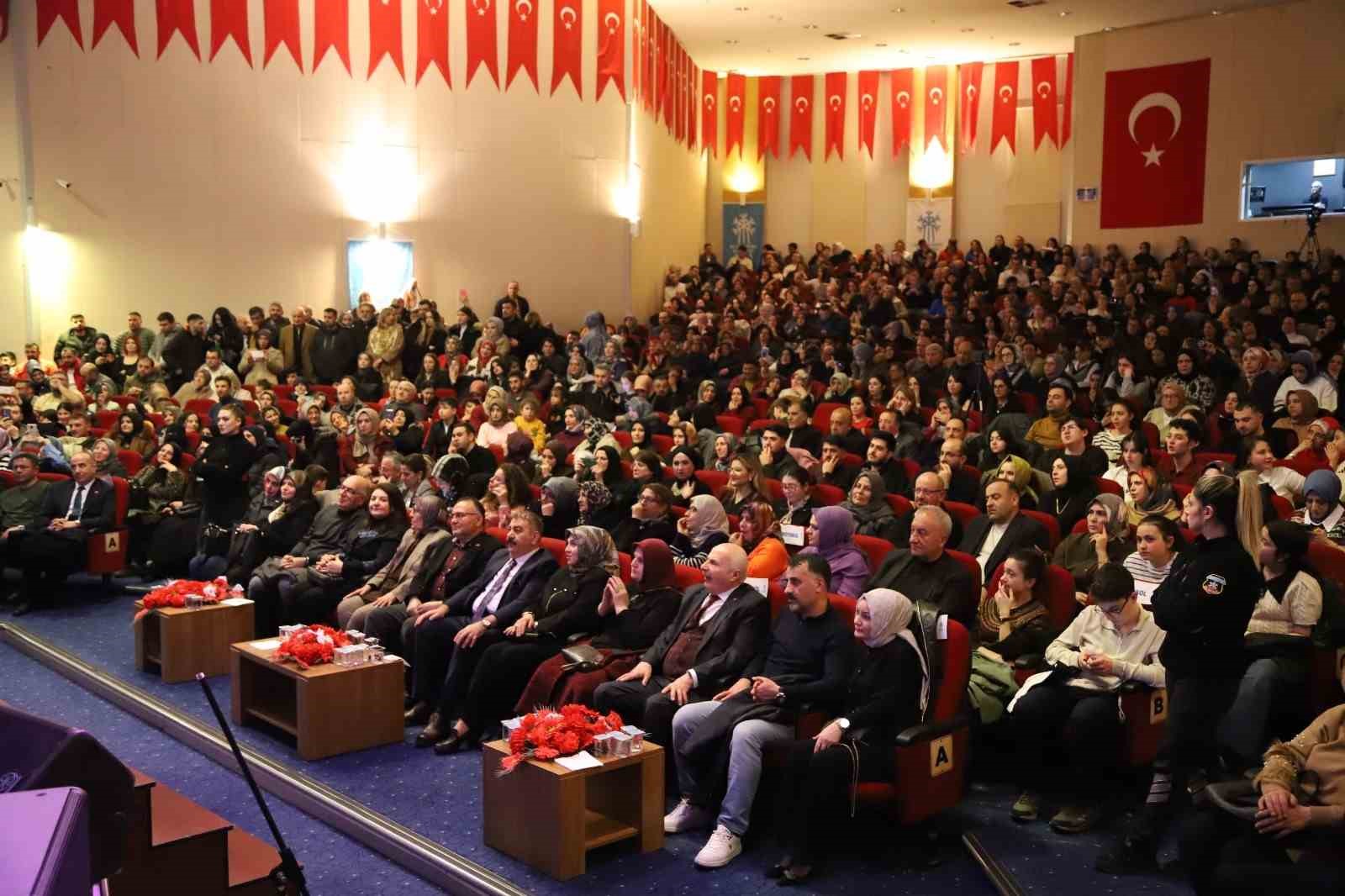 Palandöken’de "Kaset şarkıları" konseri yoğun ilgi gördü
Palandöken’de "Kaset şarkıları" konseri yoğun ilgi gördü