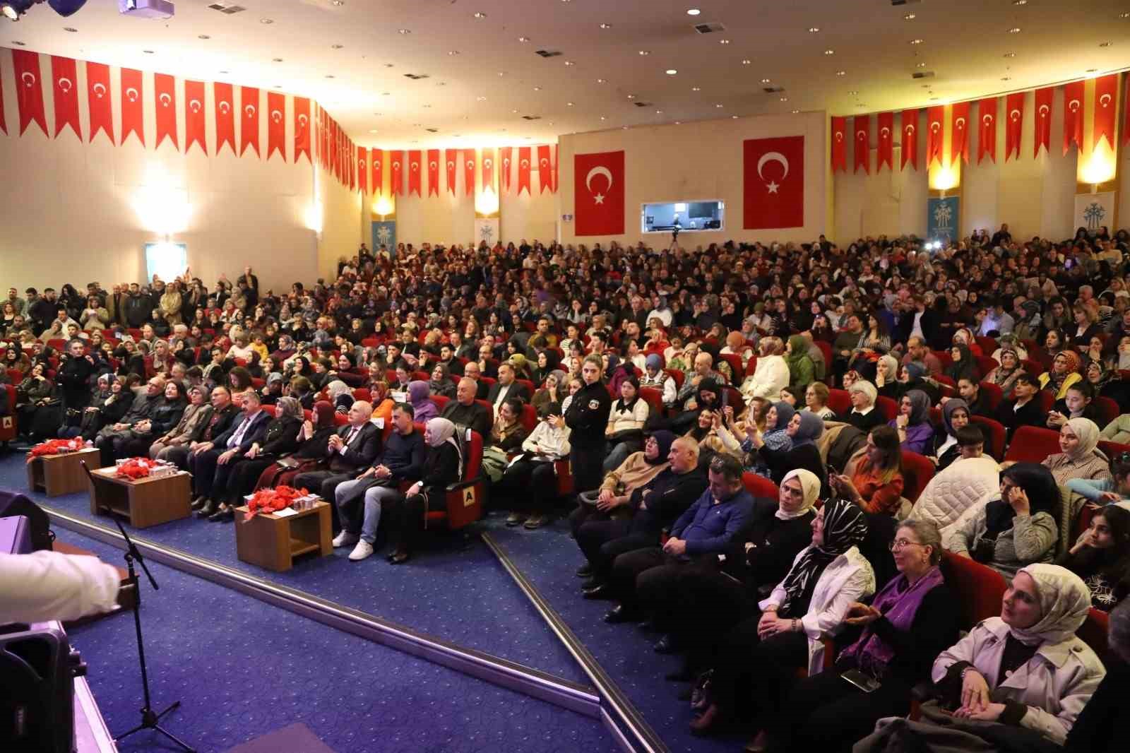 Palandöken’de "Kaset şarkıları" konseri yoğun ilgi gördü
Palandöken’de "Kaset şarkıları" konseri yoğun ilgi gördü