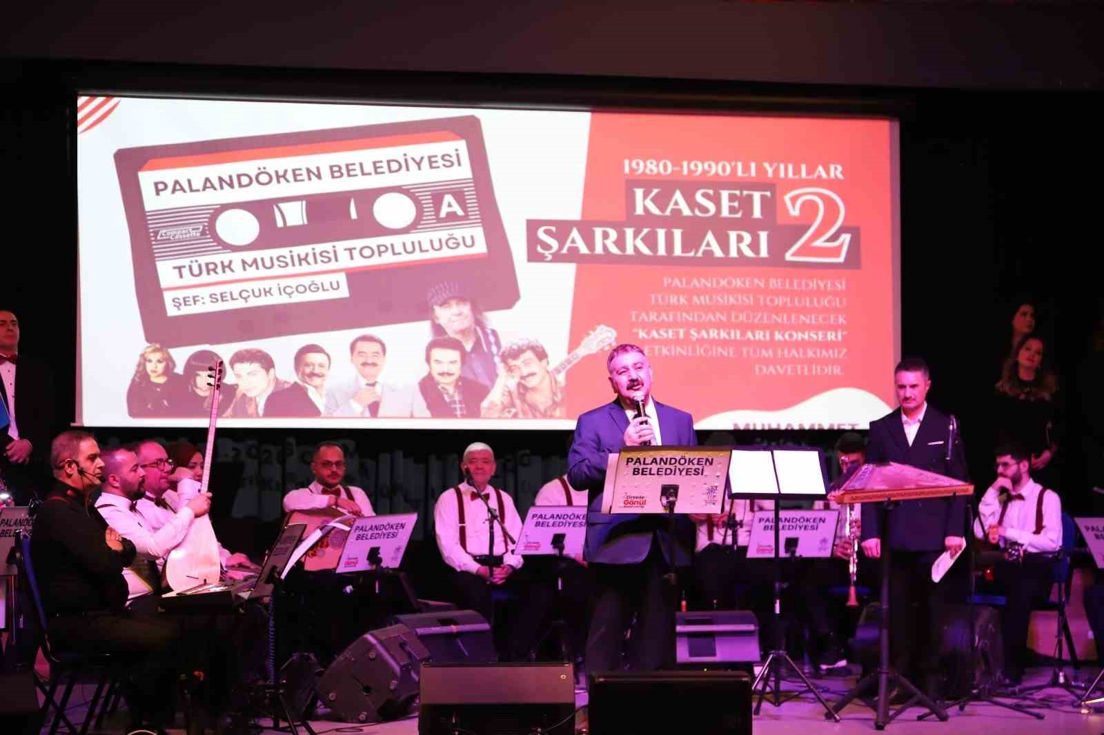 Palandöken’de "Kaset şarkıları" konseri yoğun ilgi gördü
Palandöken’de "Kaset şarkıları" konseri yoğun ilgi gördü