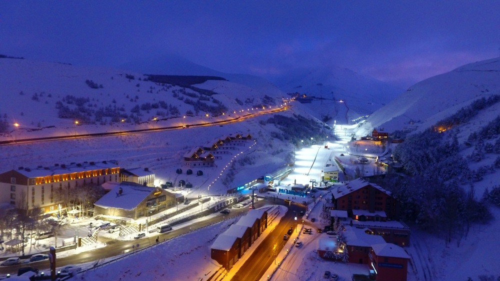 Palandöken’de kayak keyfi sürüyor
Palandöken’de kayak keyfi sürüyor