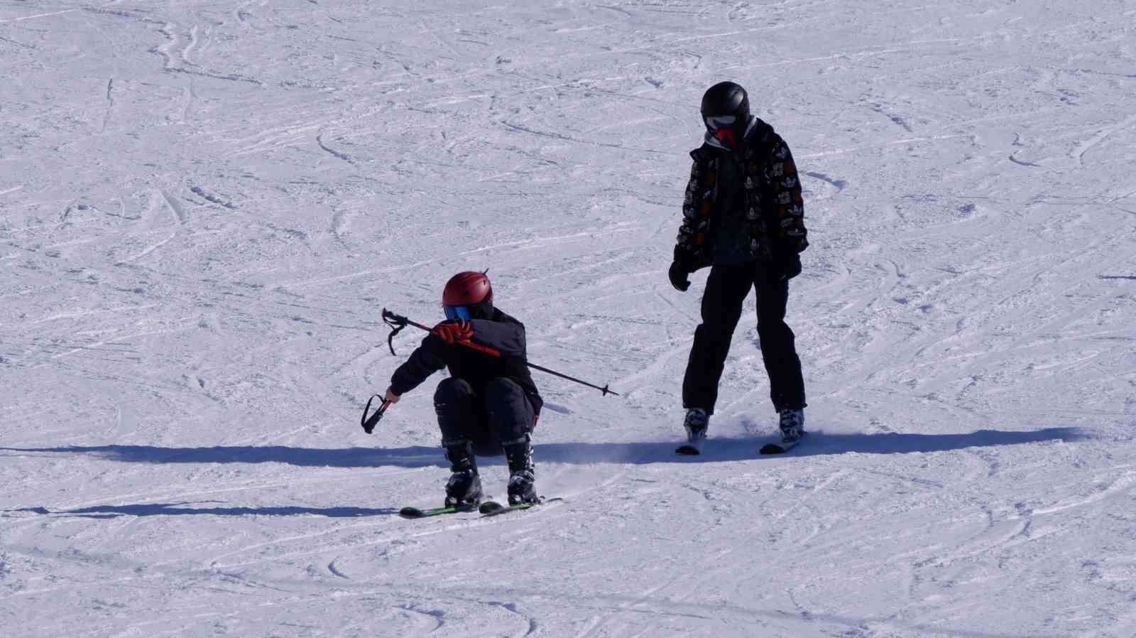 Palandöken’de kayak keyfi sürüyor
