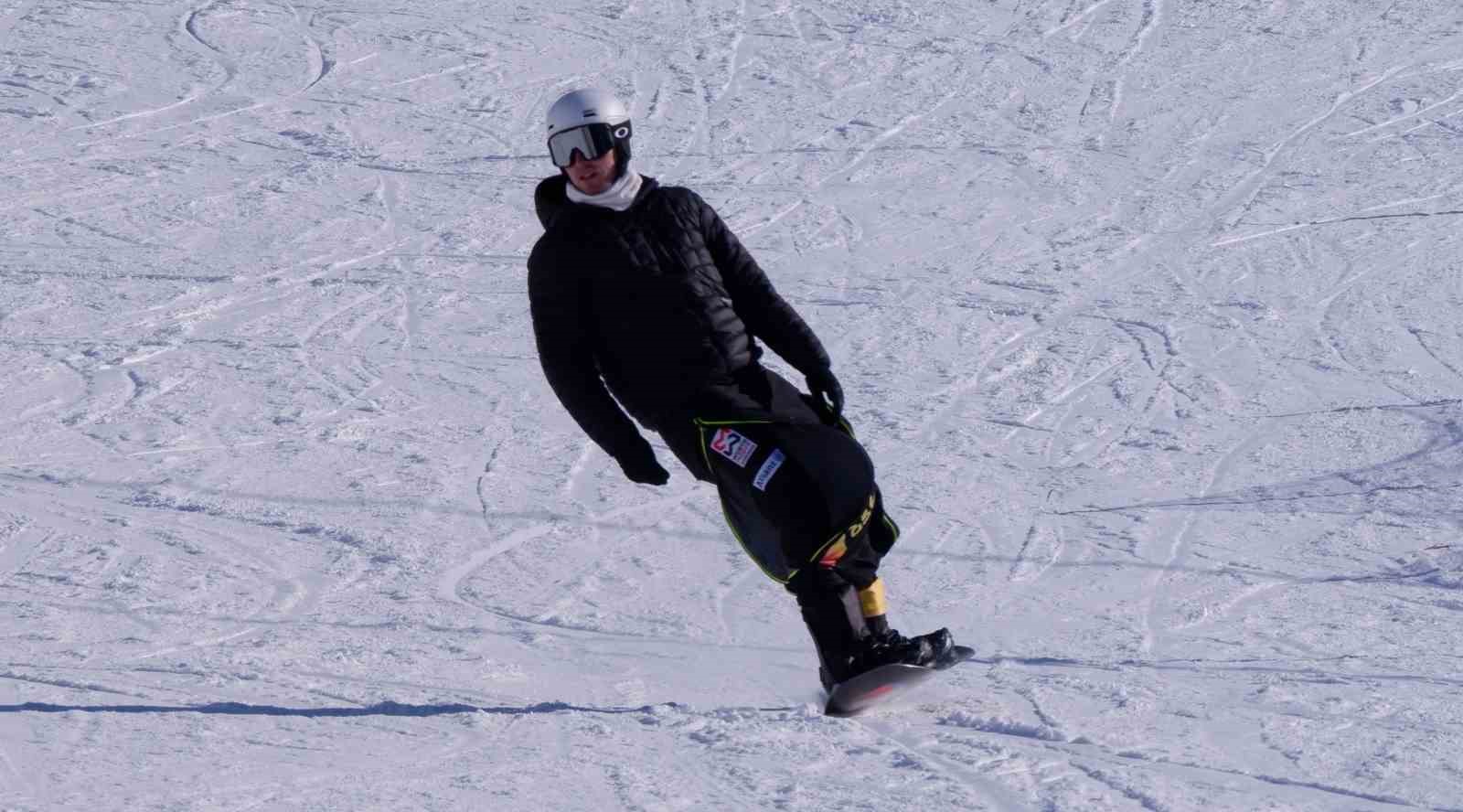 Palandöken’de kayak keyfi sürüyor
