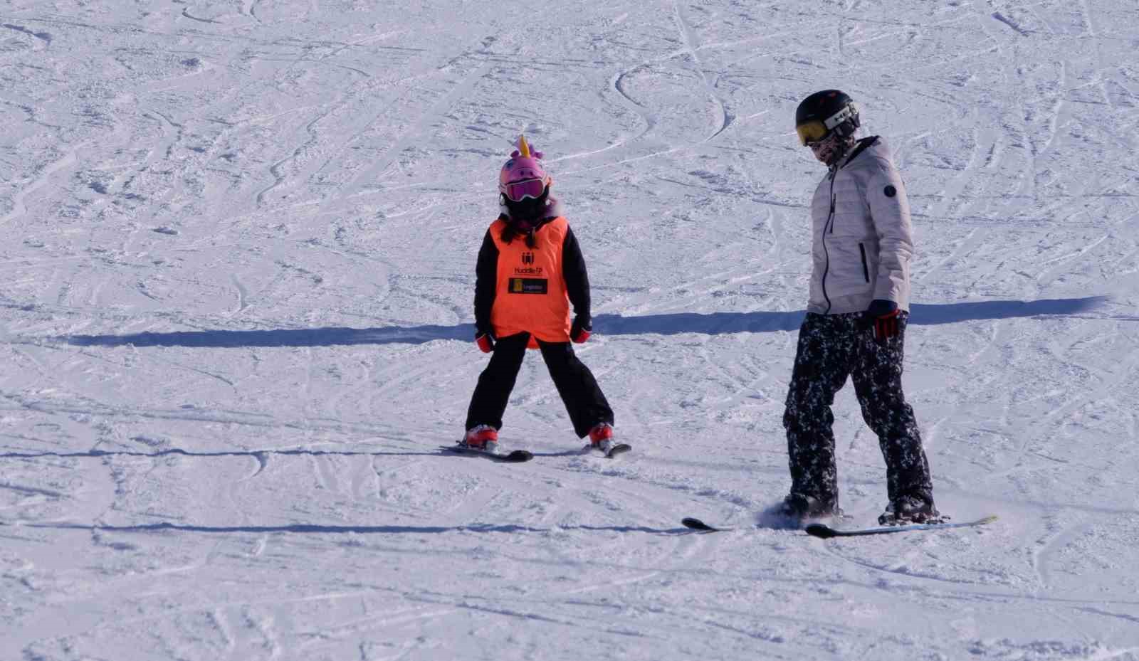 Palandöken’de kayak keyfi sürüyor
