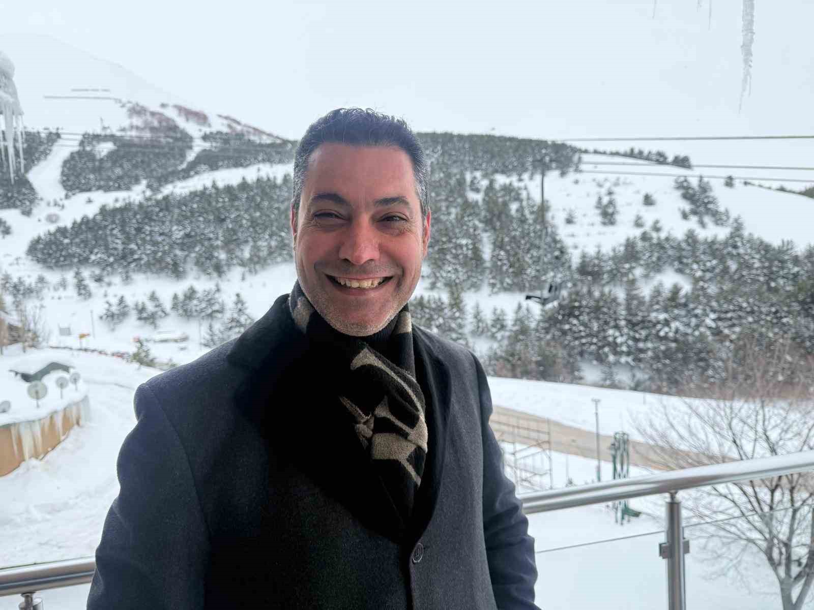 Palandöken’de kayak keyfi sürüyor
