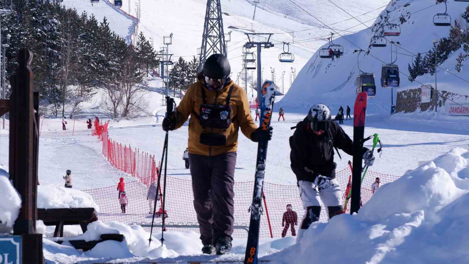 Palandöken’de kayak keyfi sürüyor
