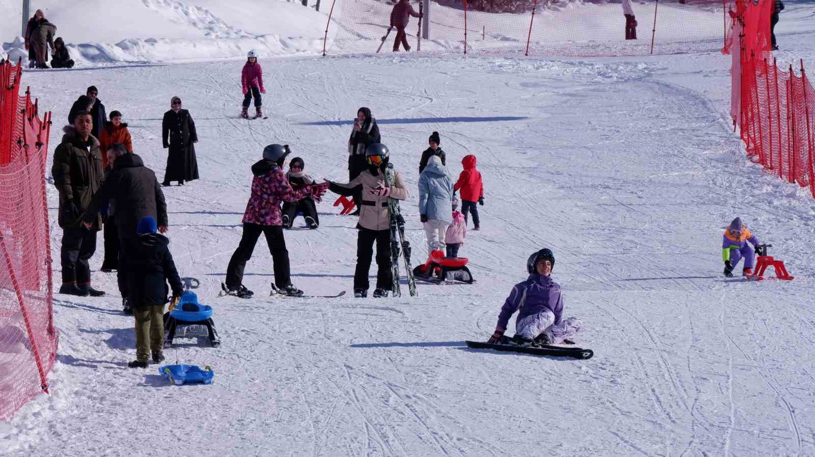 Palandöken’de kayak keyfi sürüyor
