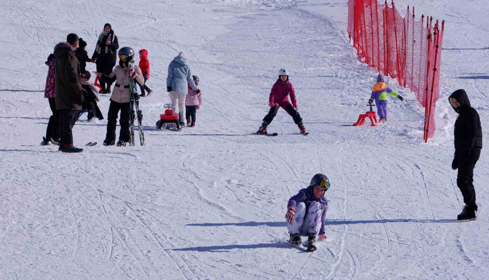 Palandöken’de kayak keyfi sürüyor
