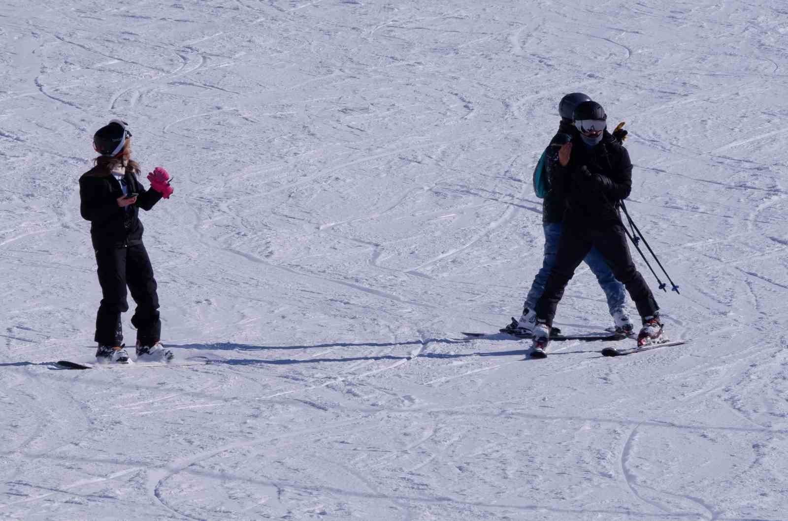 Palandöken’de kayak keyfi sürüyor
