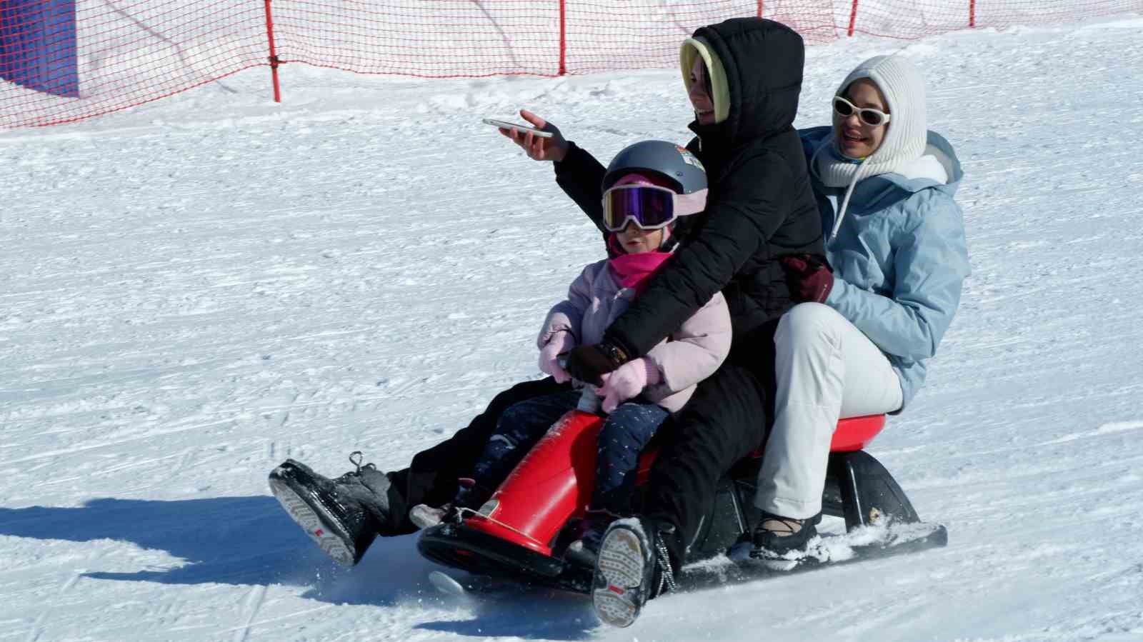 Palandöken’de kayak keyfi sürüyor
