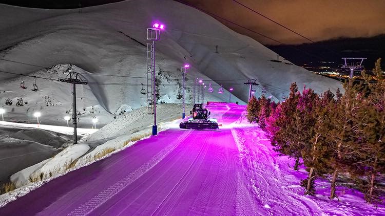 Palandöken’de renkli görüntüler: Pistler geceleri rengarenk oldu, Dadaş kıyafetiyle zirveden kaydılar
