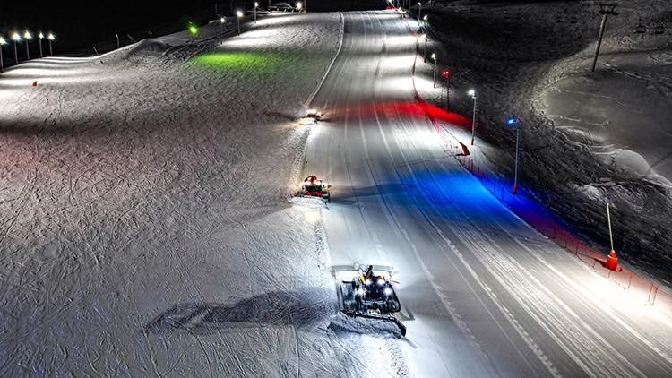 Palandöken’de renkli görüntüler: Pistler geceleri rengarenk oldu, Dadaş kıyafetiyle zirveden kaydılar
