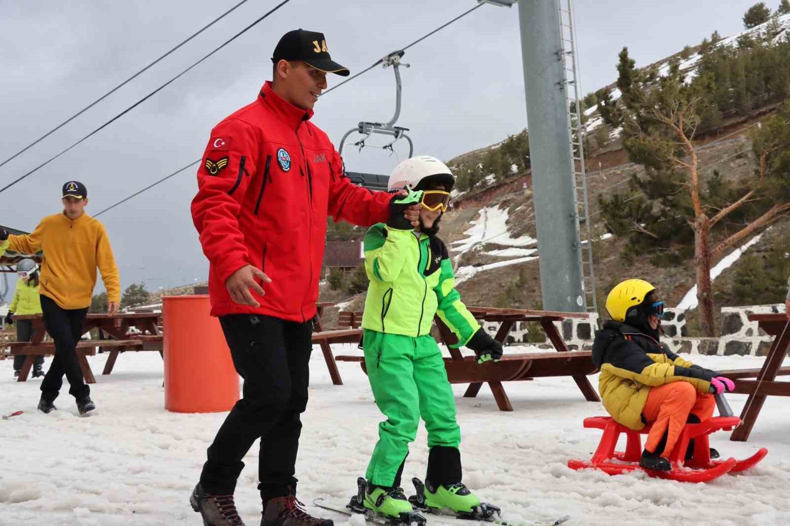 Palandöken’de sevgiye uzanan jandarma eli
