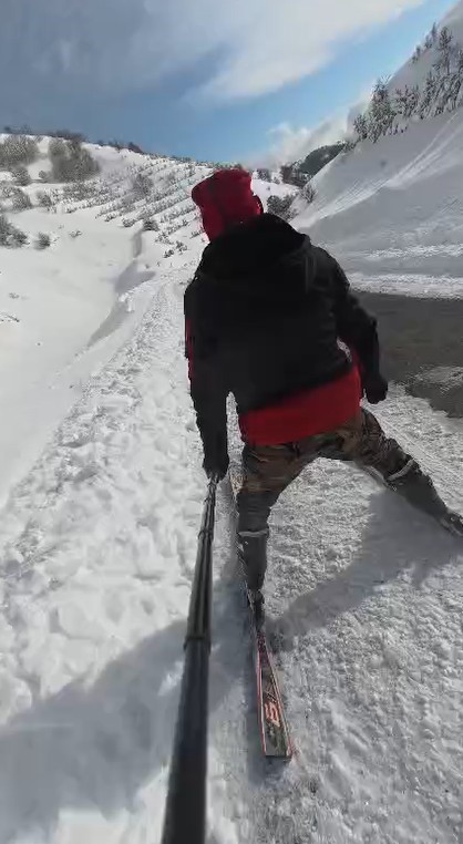 Palandöken’e gidemeyen kayak tutkunları köy yolunu piste çevirdi

