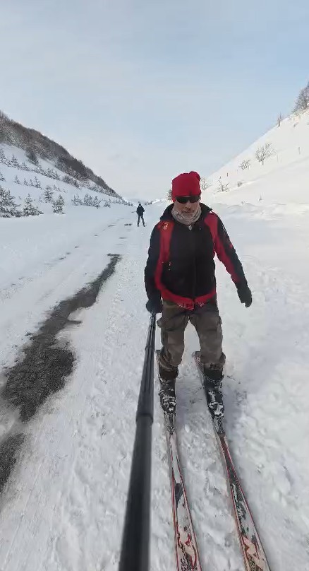 Palandöken’e gidemeyen kayak tutkunları köy yolunu piste çevirdi
