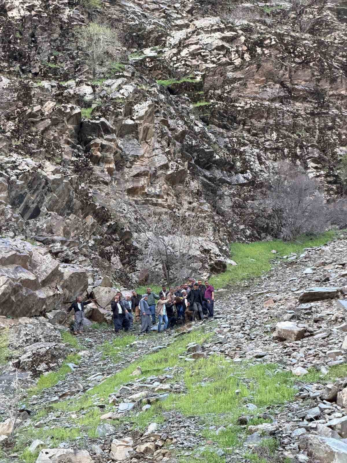Pancar toplamaya gitti, kayalıklardan düşerek yaralandı
