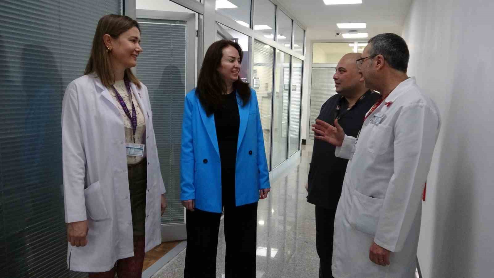 Pandemide ölümle burun buruna gelen anne doktorlarıyla buluştu
