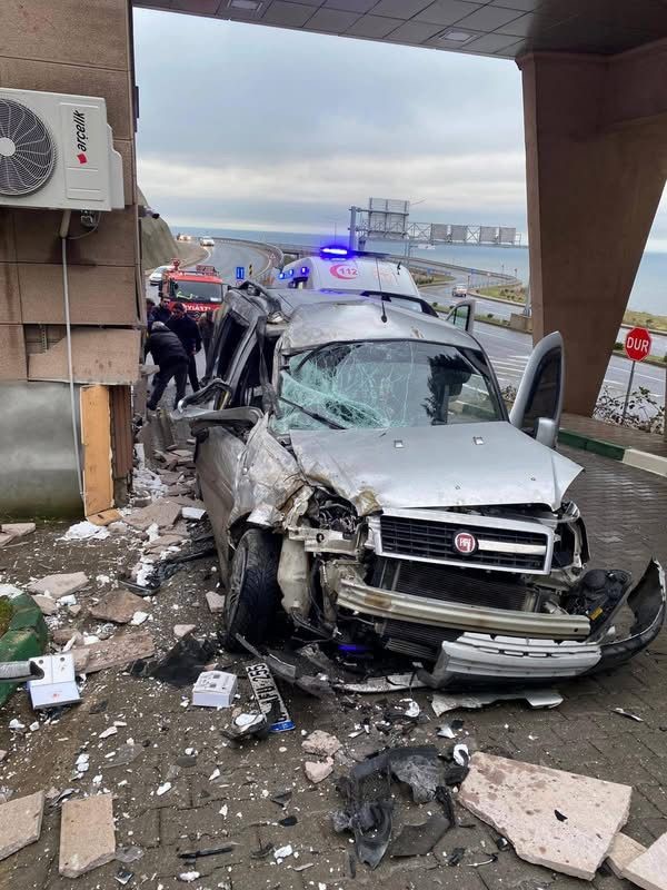 Panelvan araç hastanenin güvenlik kulübesine çarptı; baba ve oğlu yaralandı
