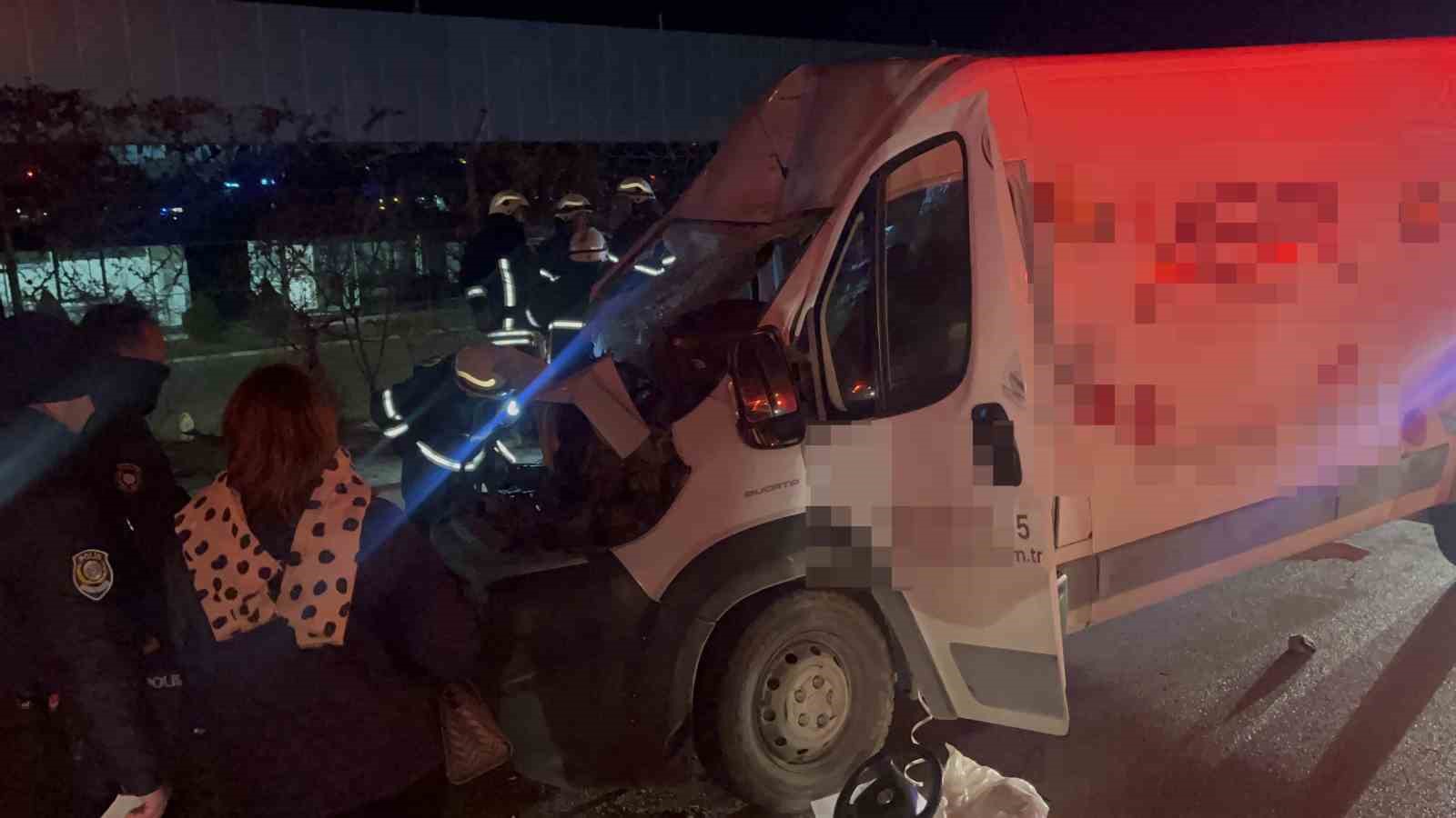 Panelvan araç park halindeki tıra ok gibi saplandı: 2 ağır yaralı
