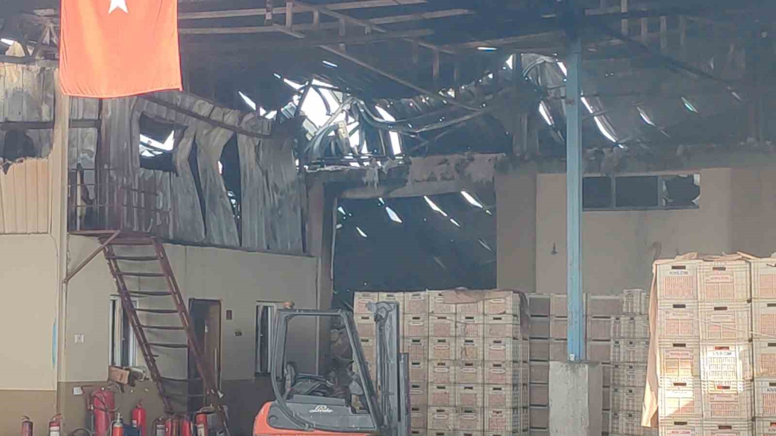 Pantolonunu giymek için geri dönen 19 yaşındaki işçi dumandan etkilenerek öldü
