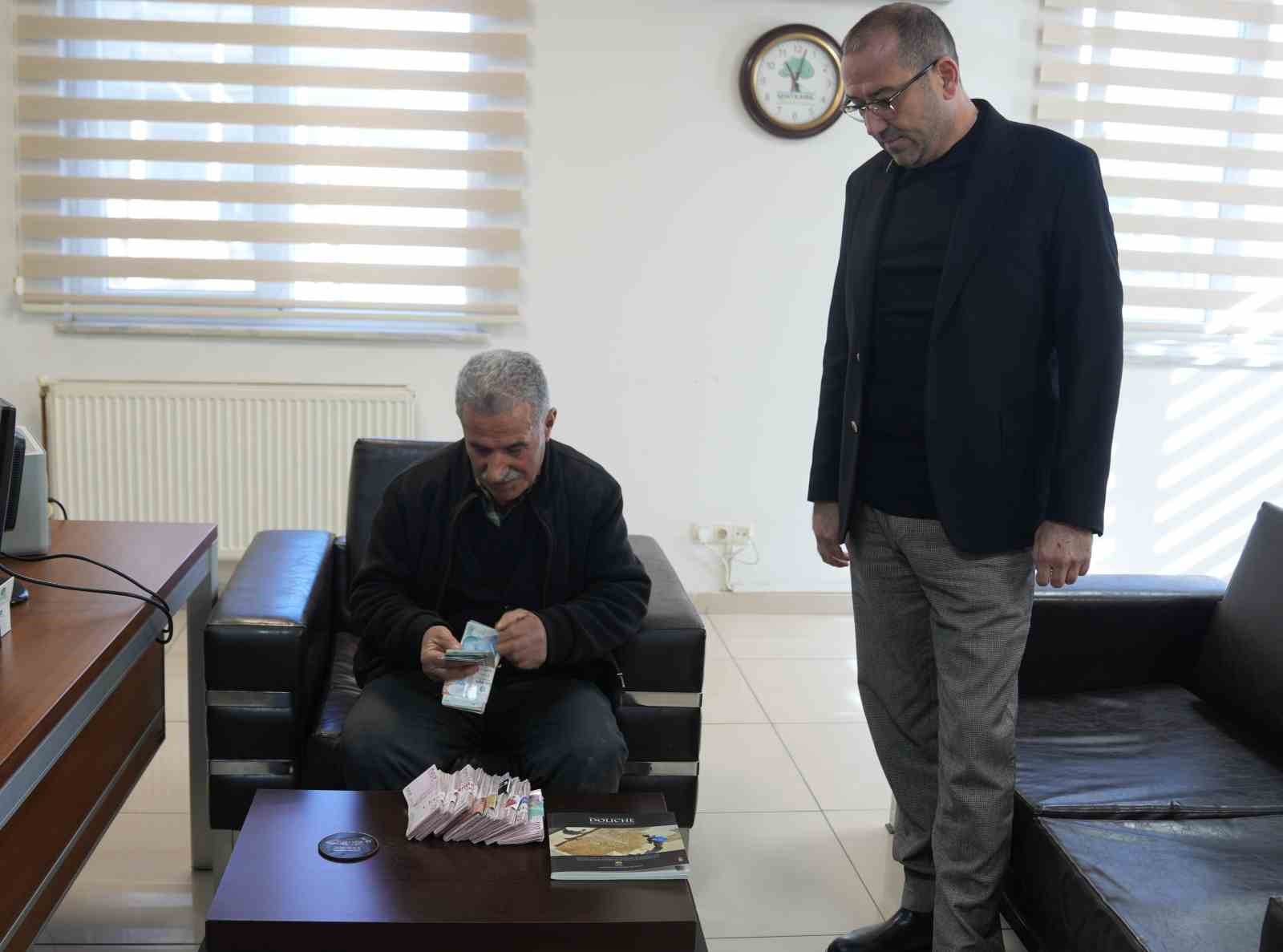 Para poşetini çöpe attı, çöp poşetiyle bankaya gitti
