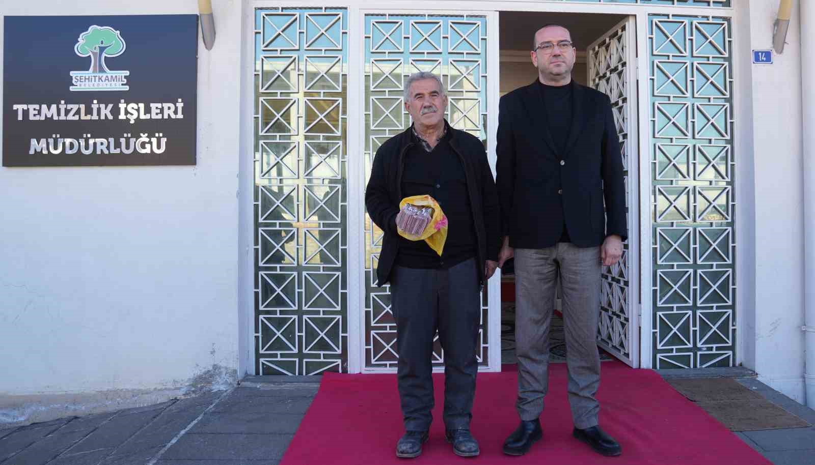 Para poşetini çöpe attı, çöp poşetiyle bankaya gitti
