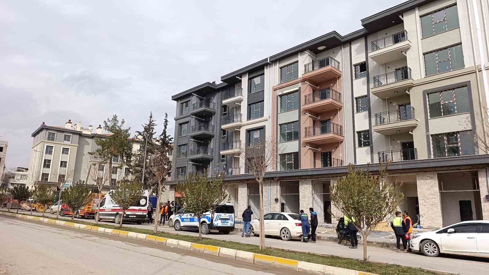 Paralarını alamadıklarını iddia eden 2 işçi binanın çatısına çıktı
