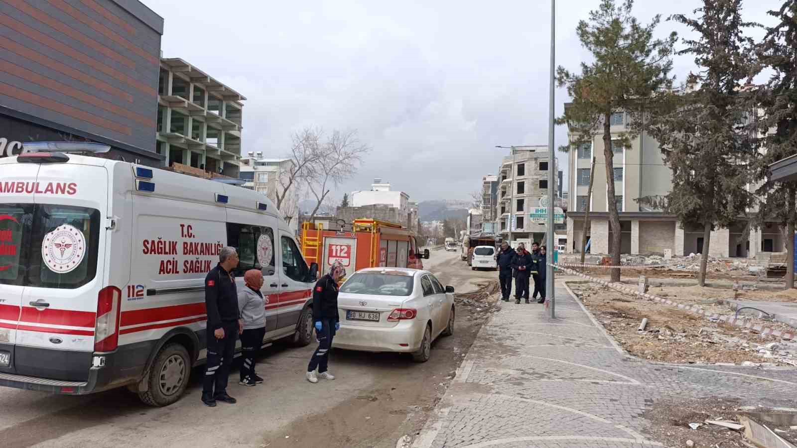 Paralarını alamadıklarını iddia eden 2 işçi binanın çatısına çıktı
