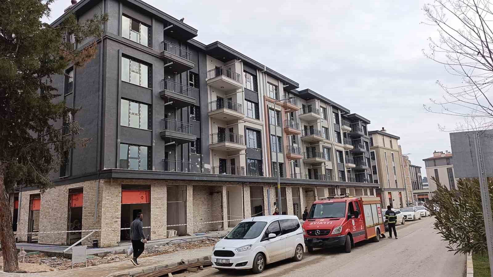 Paralarını alamadıklarını iddia eden 2 işçi binanın çatısına çıktı
