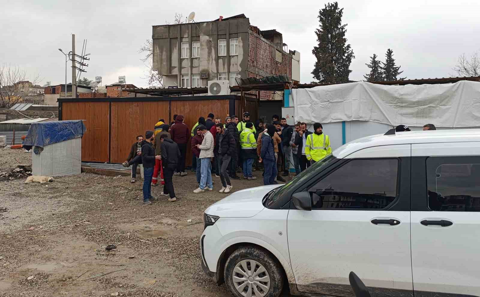 Paralarını alamadıklarını iddia eden işçiler eylem yaptı
