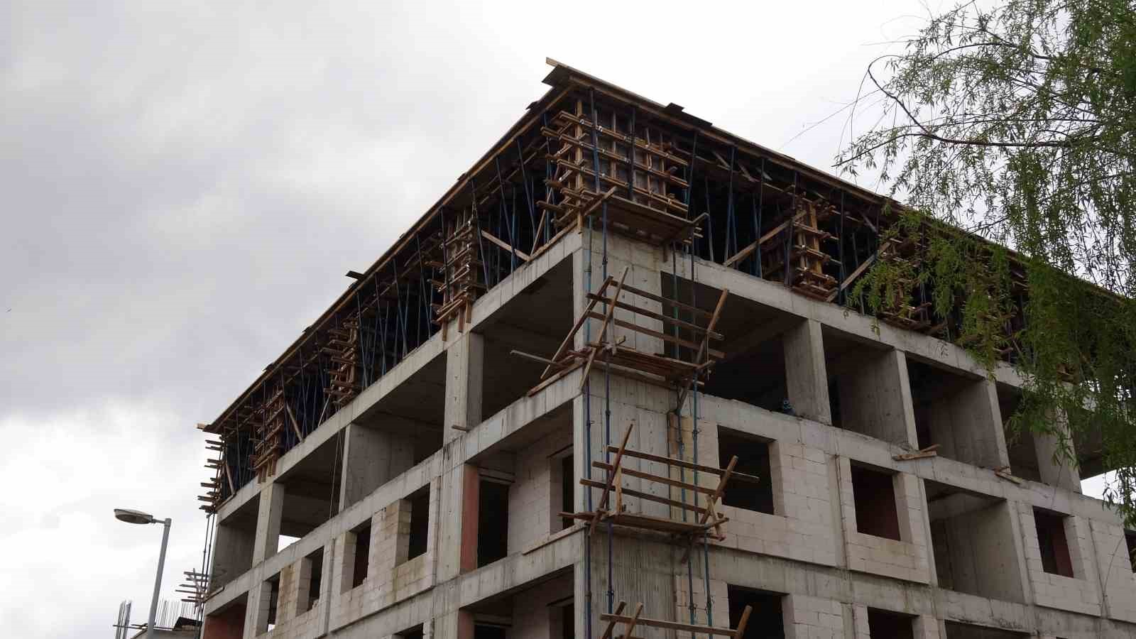 Parasını alamayınca eylem için inşaata çıkan işçiyi polis ikna etti
