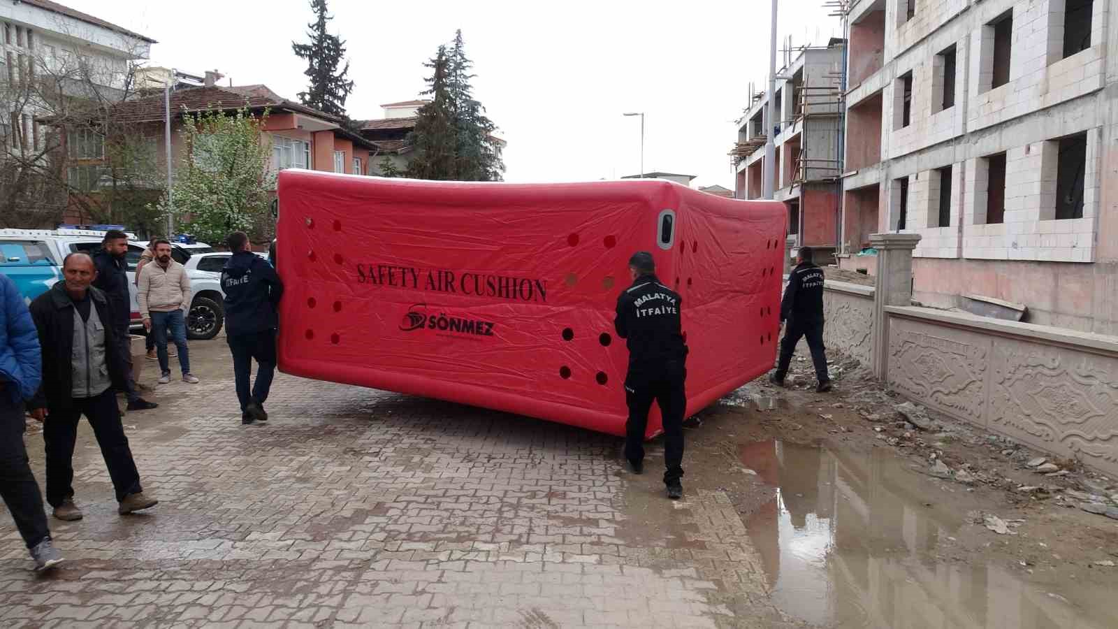 Parasını alamayınca eylem için inşaata çıkan işçiyi polis ikna etti
