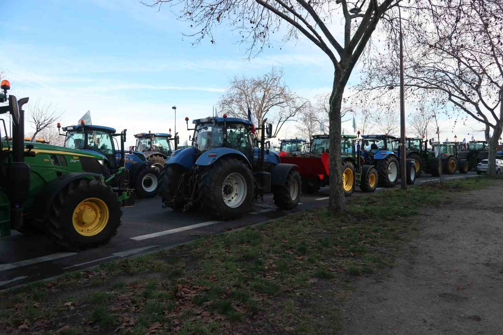 Paris’te çiftçilerden 350’den fazla traktörle AB-Mercosur anlaşmasına protesto
