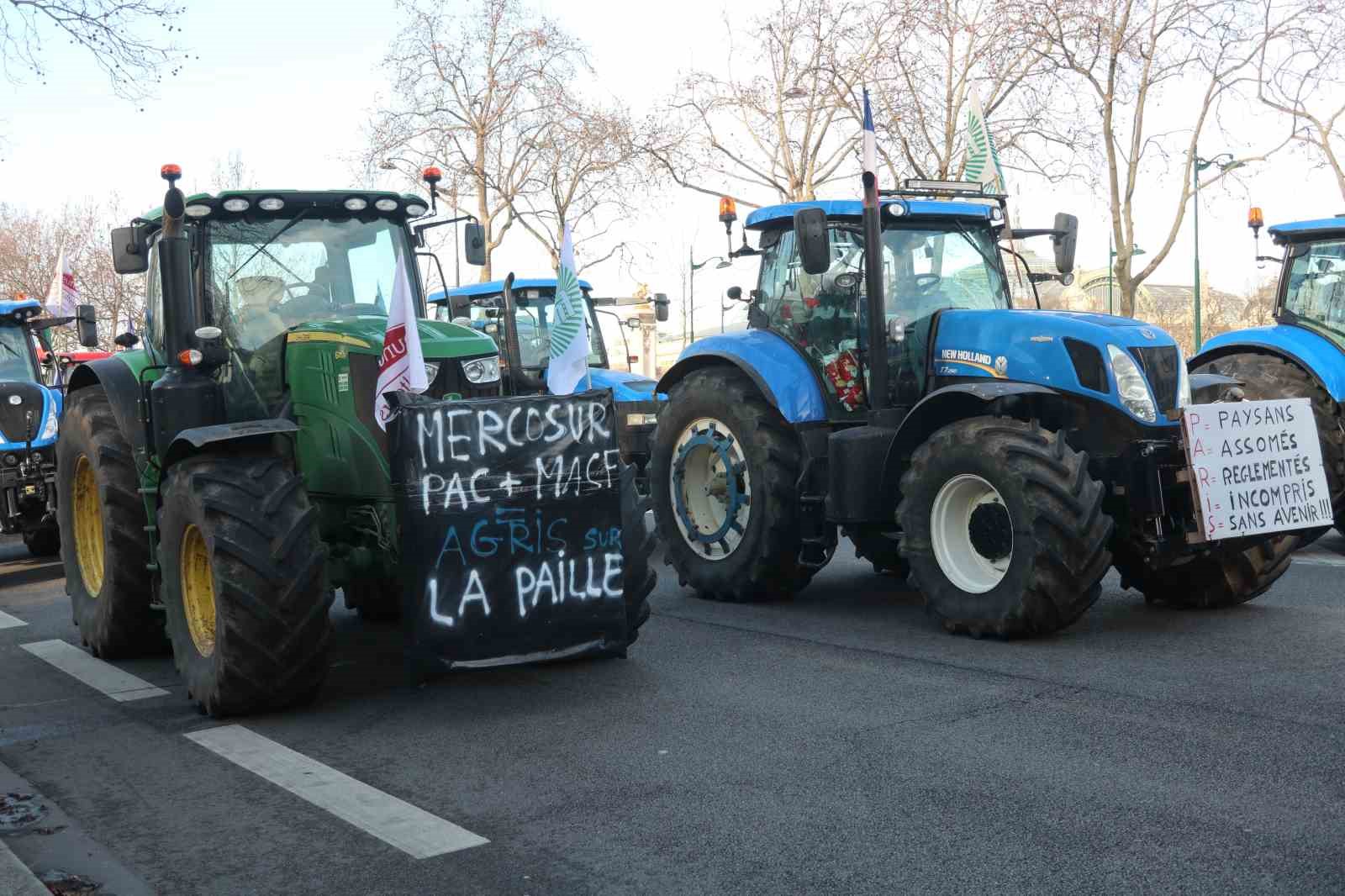 Paris’te çiftçilerden 350’den fazla traktörle AB-Mercosur anlaşmasına protesto
