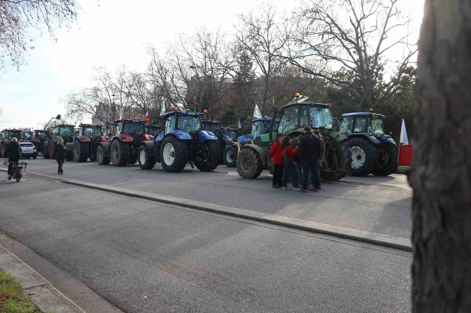 Paris’te çiftçilerden 350’den fazla traktörle AB-Mercosur anlaşmasına protesto
