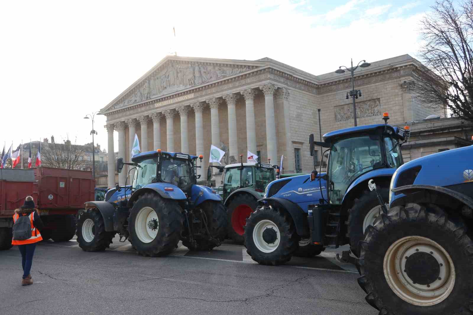 Paris’te çiftçilerden 350’den fazla traktörle AB-Mercosur anlaşmasına protesto
