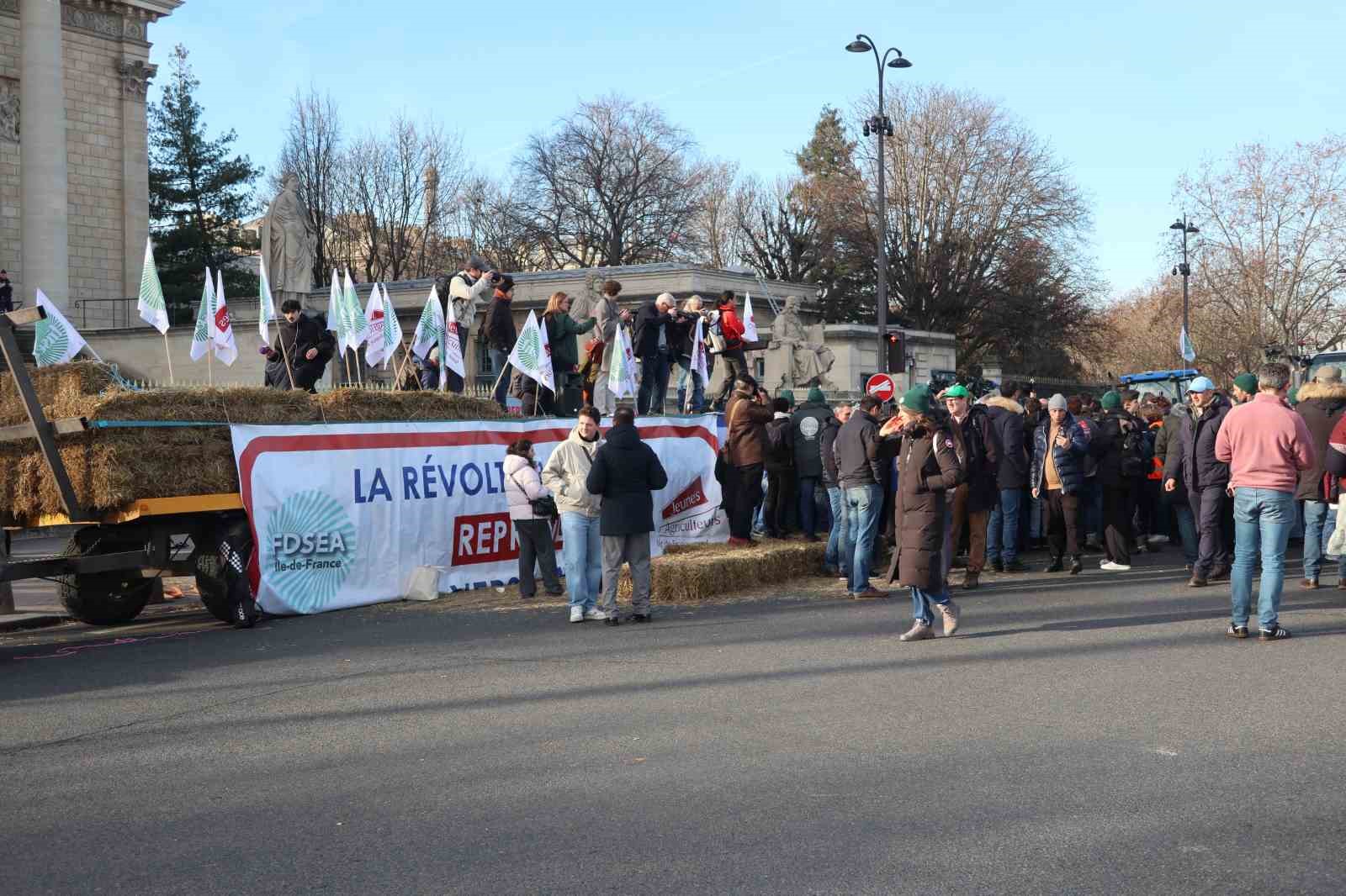 Paris’te çiftçilerden 350’den fazla traktörle AB-Mercosur anlaşmasına protesto
