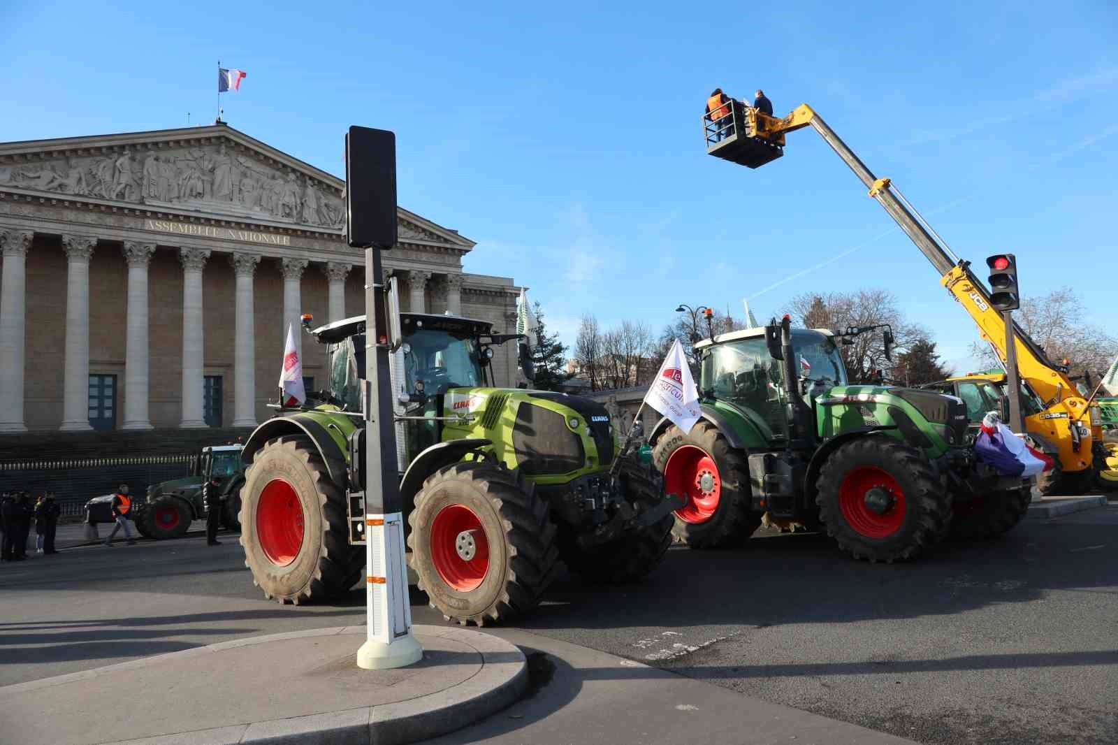 Paris’te çiftçilerden 350’den fazla traktörle AB-Mercosur anlaşmasına protesto
