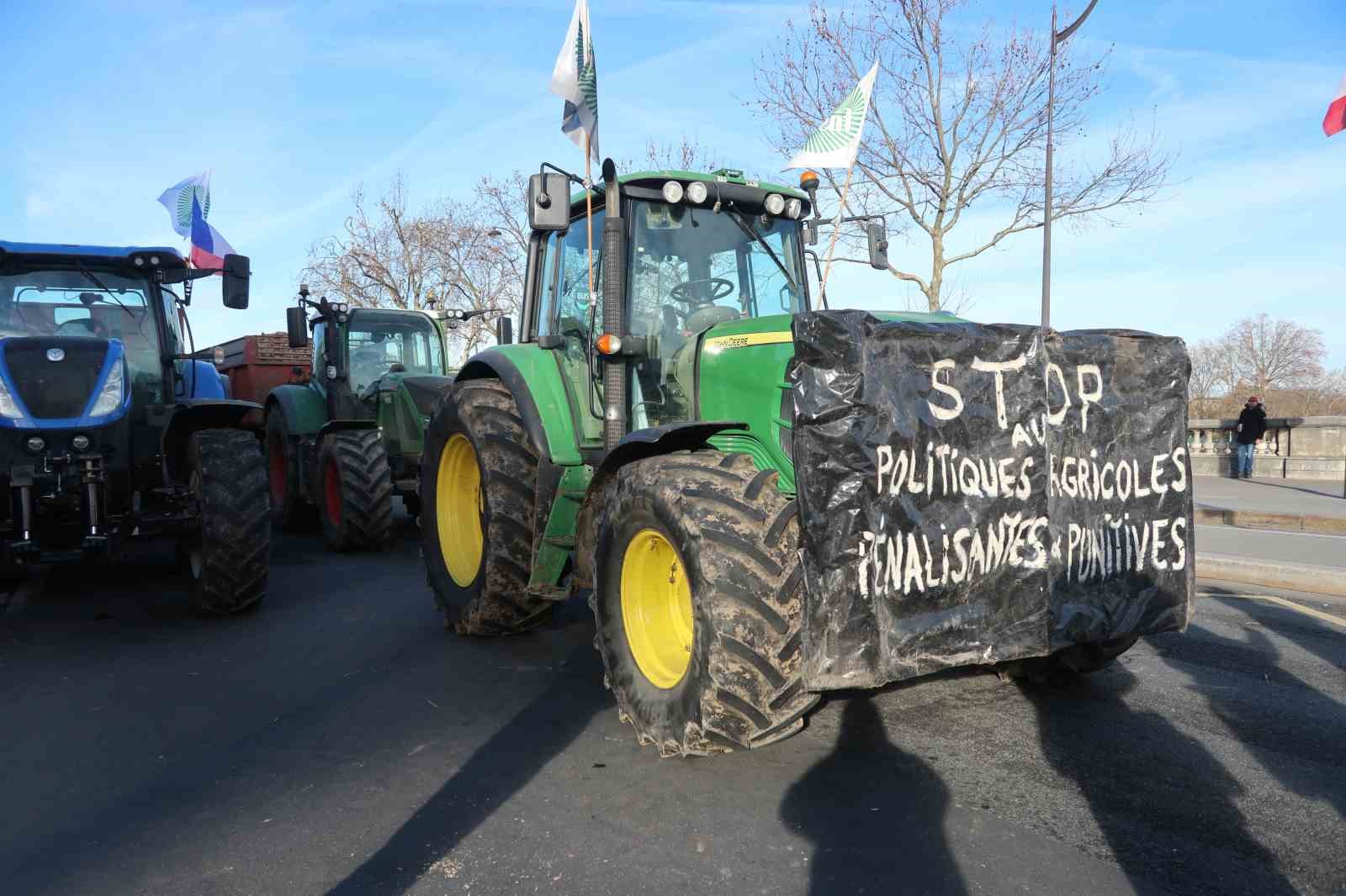 Paris’te çiftçilerden 350’den fazla traktörle AB-Mercosur anlaşmasına protesto
