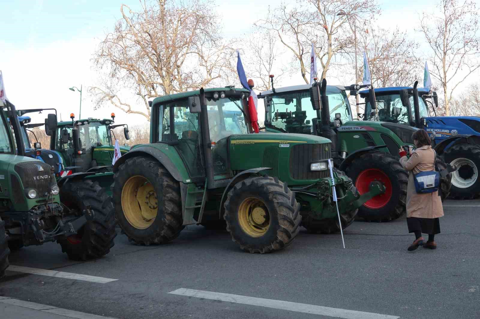 Paris’te çiftçilerden 350’den fazla traktörle AB-Mercosur anlaşmasına protesto
