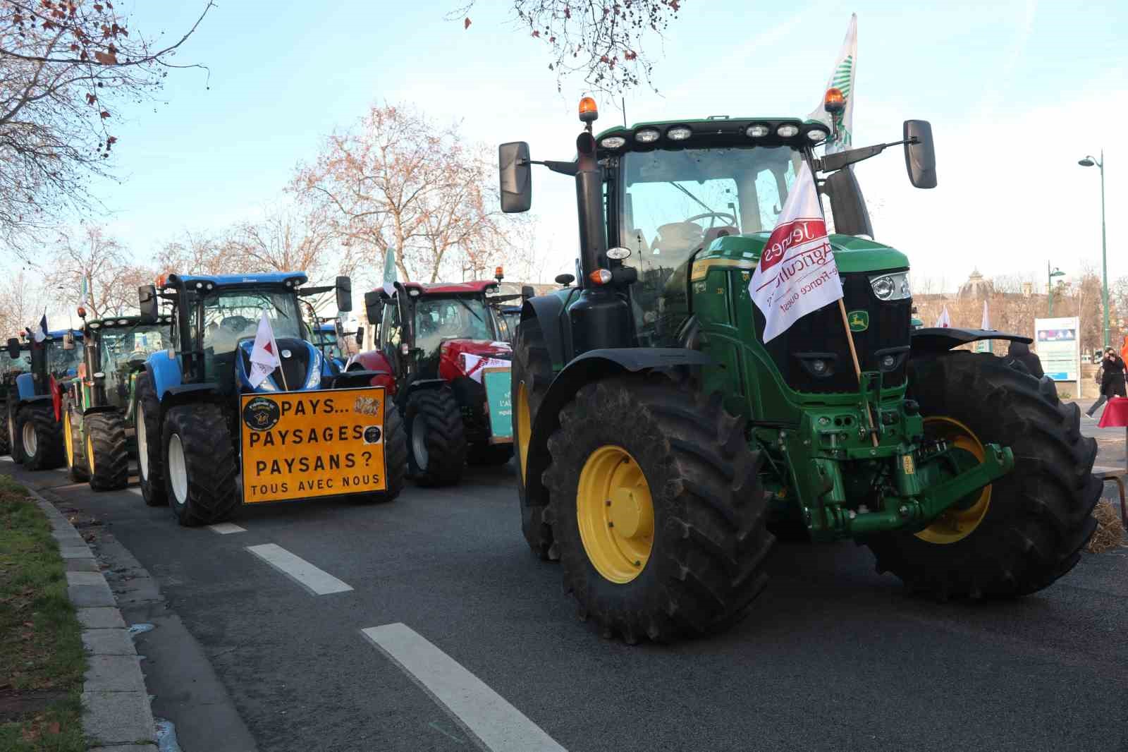 Paris’te çiftçilerden 350’den fazla traktörle AB-Mercosur anlaşmasına protesto
