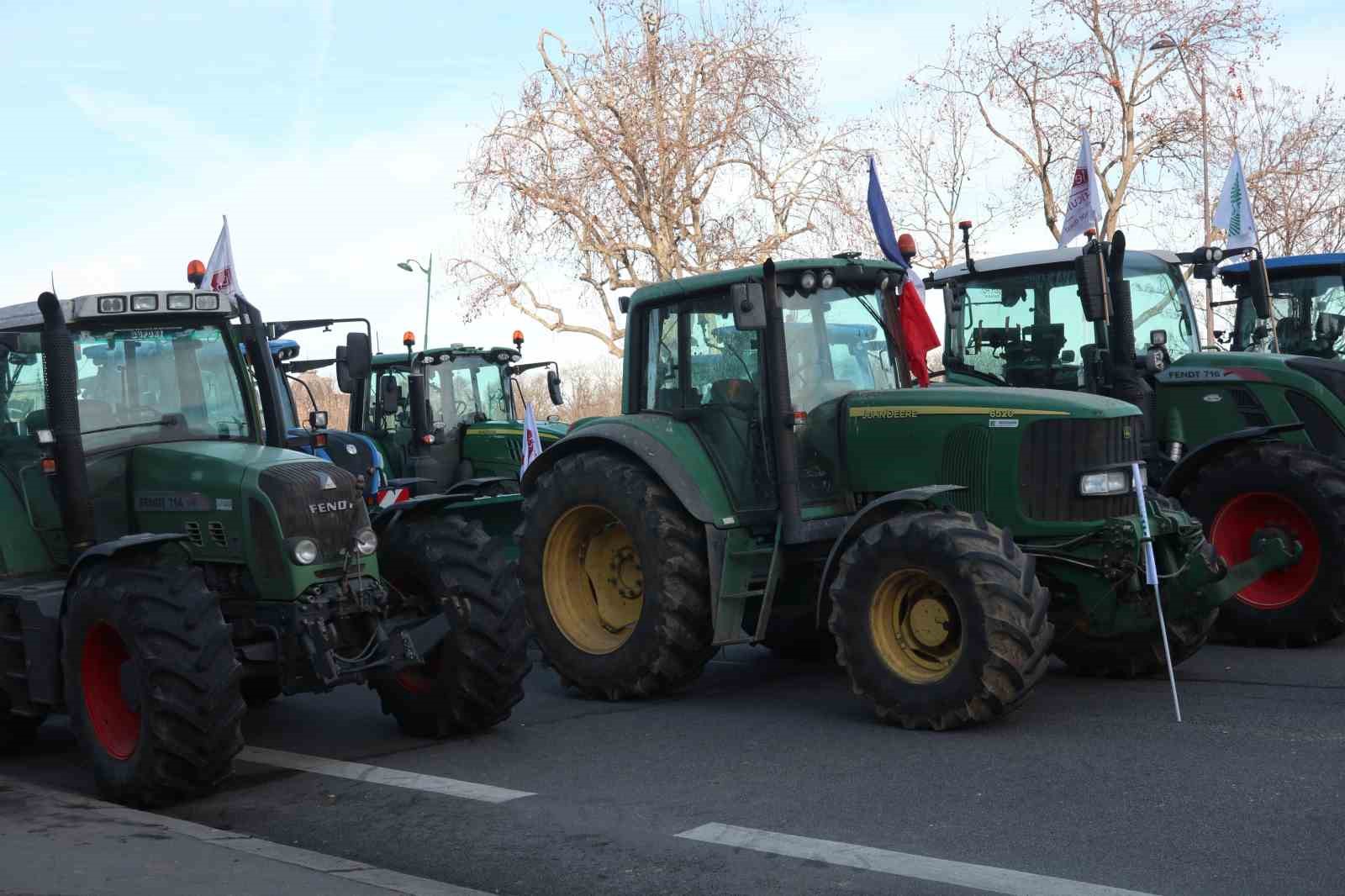 Paris’te çiftçilerden 350’den fazla traktörle AB-Mercosur anlaşmasına protesto
