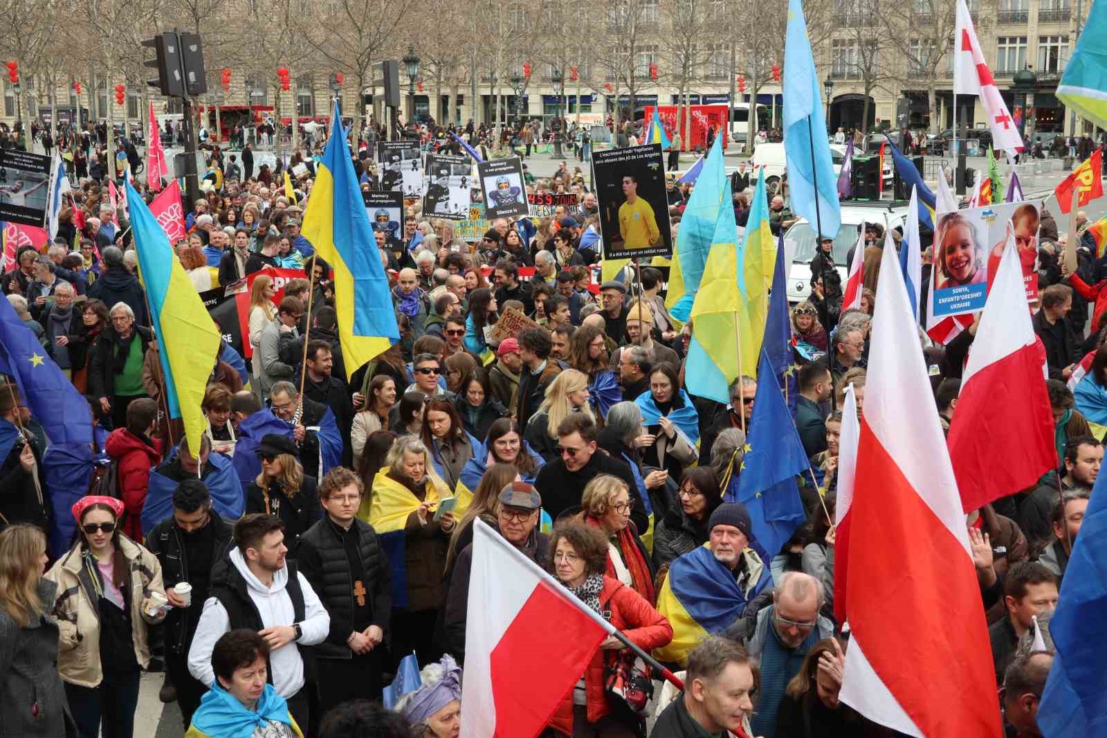 Paris’te Ukrayna’ya destek yürüyüşü
Paris’te Ukrayna’ya destek yürüyüşü