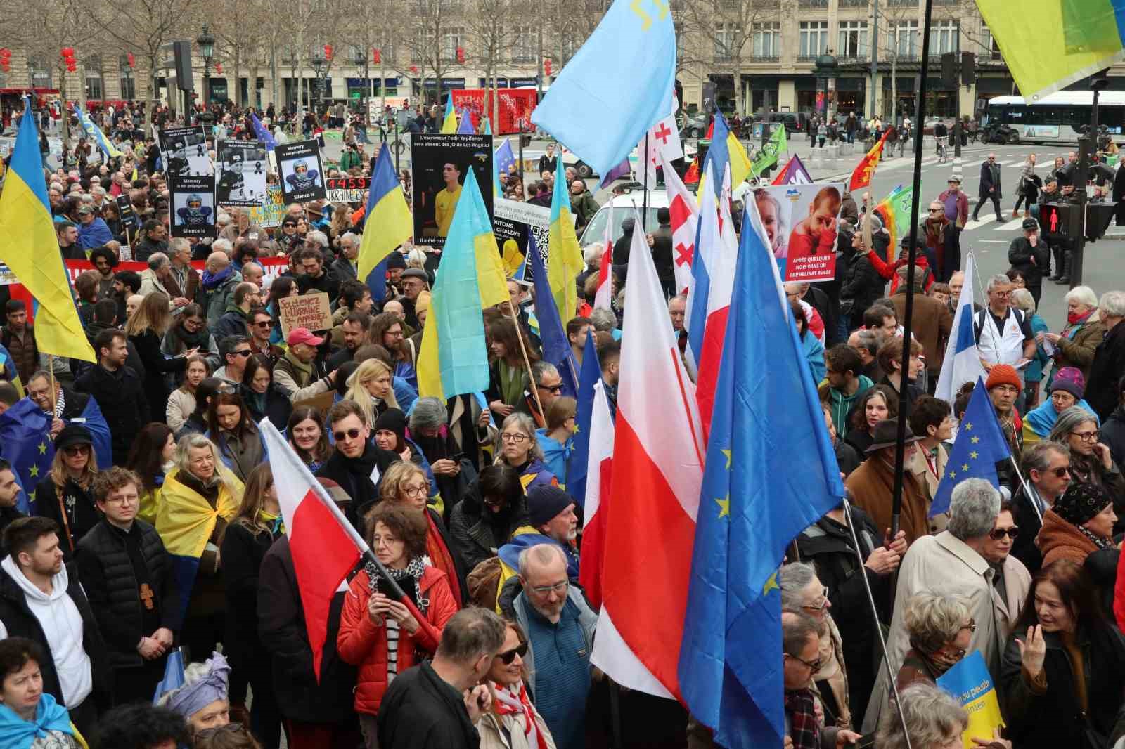 Paris’te Ukrayna’ya destek yürüyüşü
Paris’te Ukrayna’ya destek yürüyüşü