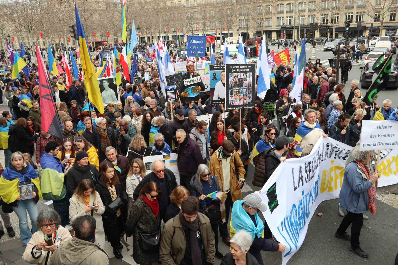 Paris’te Ukrayna’ya destek yürüyüşü
Paris’te Ukrayna’ya destek yürüyüşü