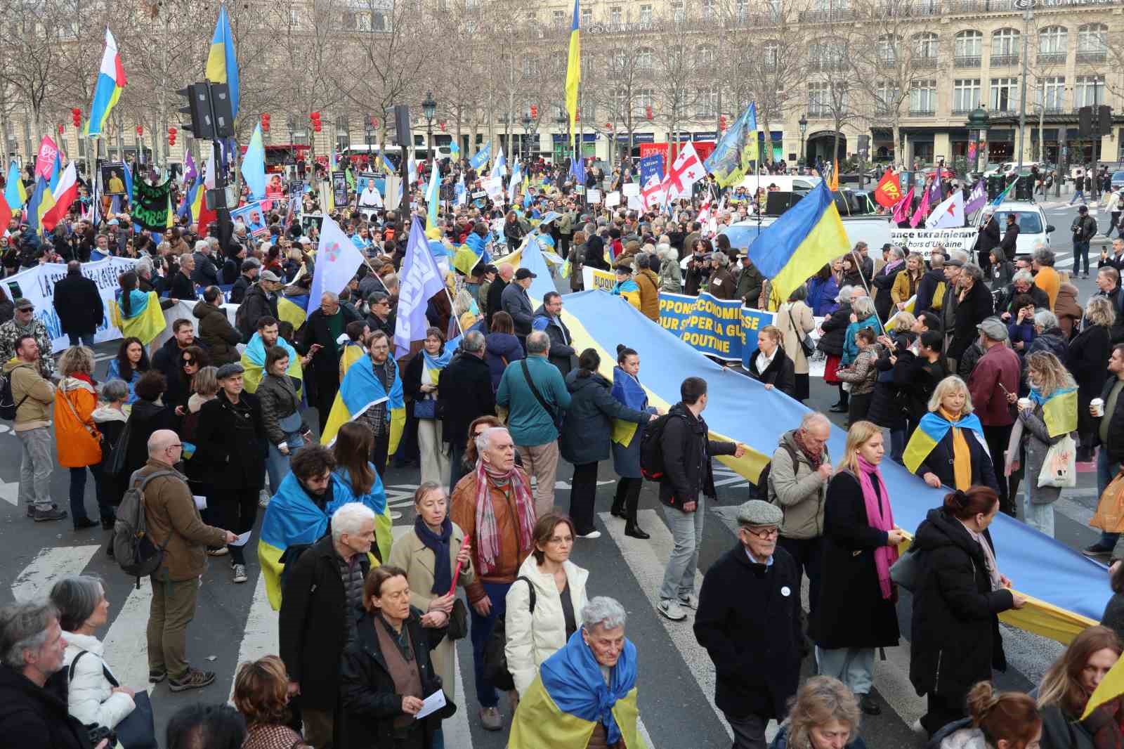 Paris’te Ukrayna’ya destek yürüyüşü
Paris’te Ukrayna’ya destek yürüyüşü