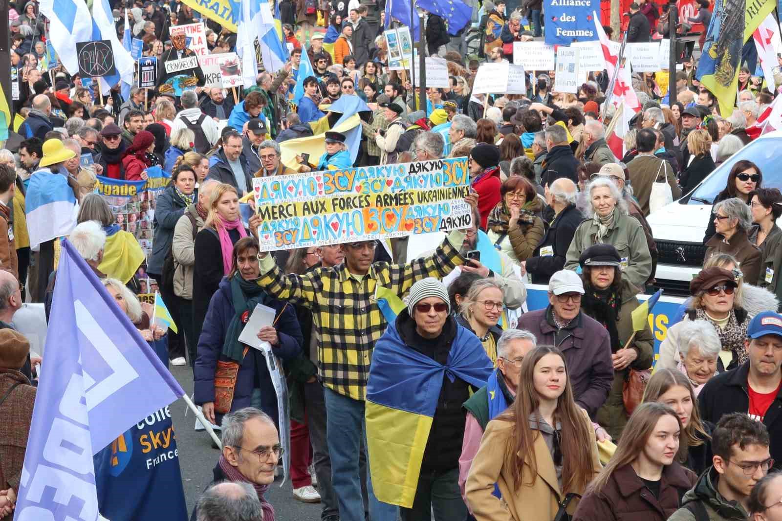 Paris’te Ukrayna’ya destek yürüyüşü
Paris’te Ukrayna’ya destek yürüyüşü